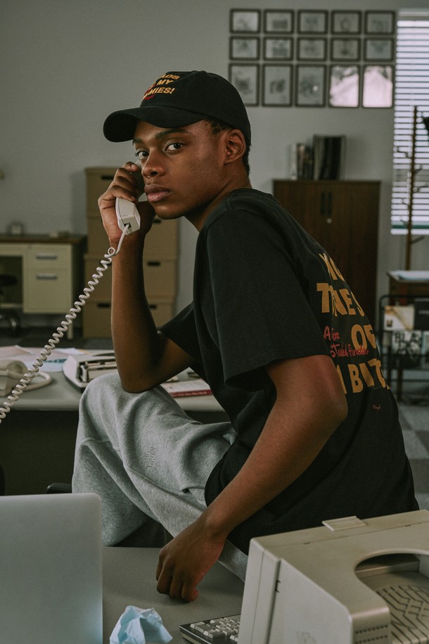 하이톤 프린트 반소매 티셔츠는 부드러운 면 소재로 제작되어 편안한 착용감을 선사하며, 섬세한 디지털 프린팅이 돋보입니다. 얇은 두께로 봄, 여름철 일상복으로 적합하며, 화이트, 차콜, 블랙 세 가지 색상으로 제공됩니다. 레귤러 핏에 라운드넥 디자인, 어깨 체인 스티치 마감으로 내구성을 높였으며 신축성이 있어 활동성을 더했습니다.
