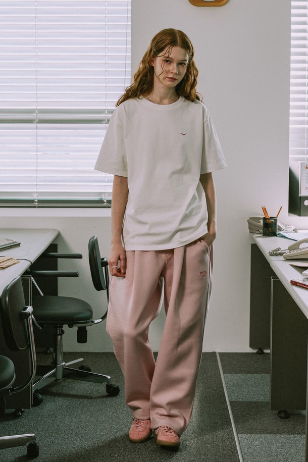 부드러운 면 소재에 디지털 프린팅 기법으로 섬세하게 표현된 하이톤 프린트 반소매 티셔츠입니다. 라운드넥과 레귤러핏 디자인으로 베이직하고 캐주얼한 스타일을 연출하며, 봄, 여름 시즌 일상복으로 활용하기 좋습니다. 어깨 부분 체인 스티치 마감과 얇고 신축성 있는 소재, 뛰어난 내구성이 특징이며, 세탁 후에도 프린트 품질이 유지됩니다.
