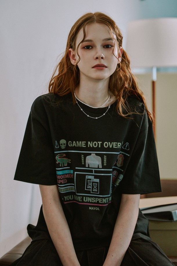 개성 넘치는 게임 테마 디지털 프린팅이 돋보이는 블랙 컬러 반소매 티셔츠입니다. 내구성이 우수한 USA 코튼 소재로 제작되었으며, 어깨 부분의 체인 스티치 마감과 세탁 후에도 선명한 색상을 유지하는 것이 특징입니다. 봄, 여름 시즌에 캐주얼하고 스트릿한 스타일을 연출하기에 적합하며, 편안한 레귤러 핏과 부드러운 촉감으로 일상에서 부담 없이 착용할 수 있습니다.
