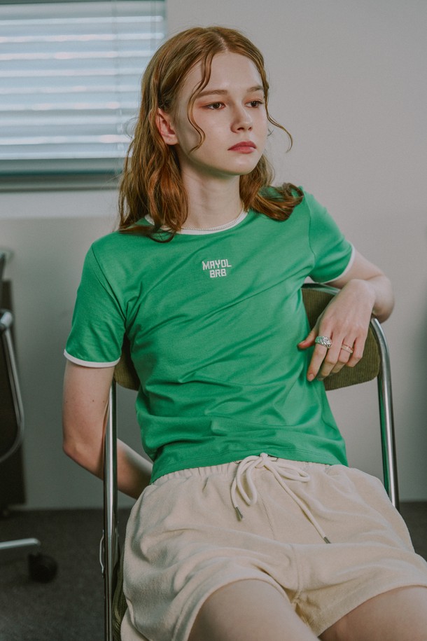 립 배색 디자인이 돋보이는 여성용 반소매 티셔츠로, 부드러운 면/모달 혼방 소재를 사용하여 편안한 착용감을 제공합니다. 크롭 기장의 크롭핏으로 세련된 실루엣을 연출하며, 가슴 중앙의 로고 자수 포인트가 캐주얼한 매력을 더합니다. 화이트, 소프트 핑크, 그린 세 가지 컬러로 출시되어 봄, 여름 일상복으로 활용하기 좋습니다.
