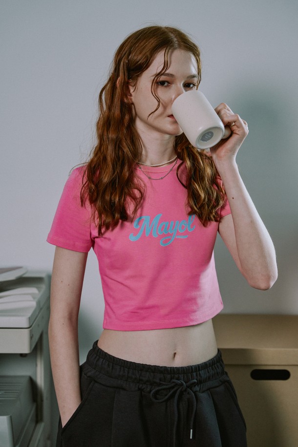 마젠타 핑크와 화이트 컬러의 로고 프린트 반소매 티셔츠입니다. 면과 스판덱스 혼방으로 제작되어 부드러운 촉감과 뛰어난 스트레치성을 자랑하며, 슬림핏 크롭 기장으로 여성스러운 실루엣을 연출합니다. 라운드넥 디자인에 센터 로고 프린팅이 돋보이며, 활동성을 높여주는 얇은 두께의 캐주얼 티셔츠입니다.
