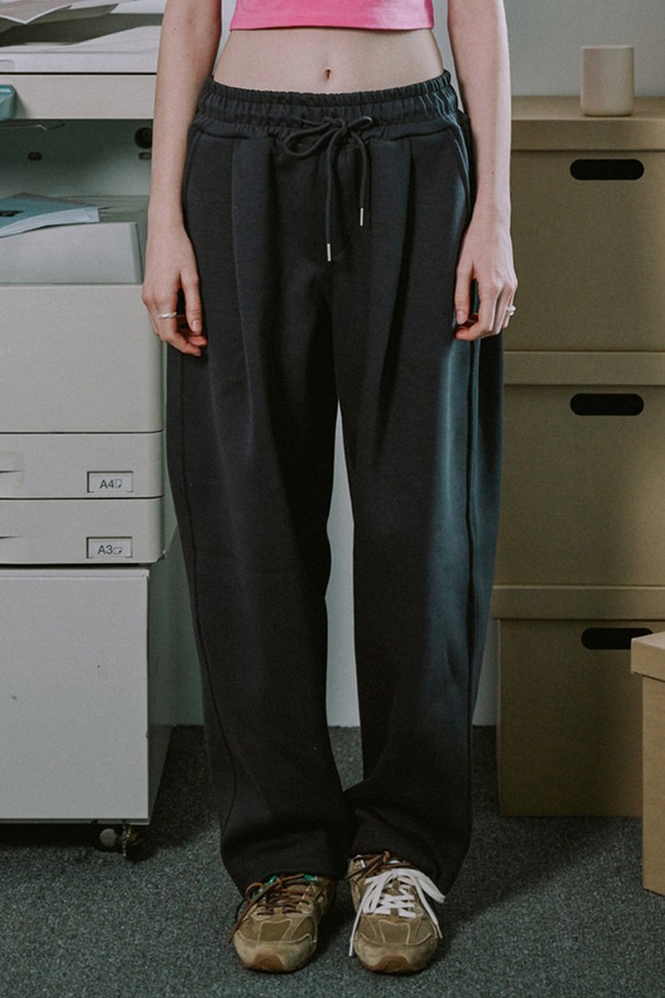 넉넉한 오버핏으로 편안하게 착용 가능한 공용 스웻 팬츠입니다. 부드러운 촉감의 두꺼운 이중지 면 혼방 소재를 사용하여 제작되었으며, 무릎 늘어남 방지 처리와 더블 스티치 마감으로 견고함을 더했습니다. 캐주얼하고 스포티한 스타일 연출에 용이하며, 멀란지 그레이, 소프트 핑크, 차콜 색상으로 봄, 가을, 겨울에 활용하기 좋습니다.
