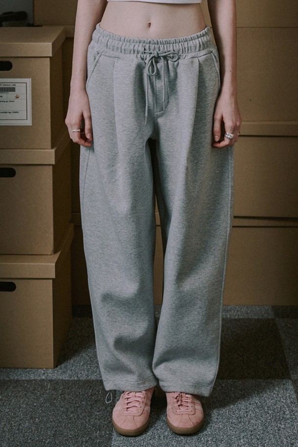 **상품 설명 1:**

넉넉한 오버핏으로 편안하게 착용 가능한 공용 스웻 팬츠입니다. 두꺼운 이중지 코튼, 폴리에스테르, 스판덱스 혼방 소재와 밴딩으로 제작되었으며, 변형 방지를 위한 더블 스티치 마감과 견고한 구조가 특징입니다. 캐주얼, 스포티 스타일 연출에 용이하며, 멀란지 그레이와 소프트 핑크 색상으로 봄, 가을, 겨울 시즌에 활용하기 좋습니다.

**상품 설명 2:**

부드러운 촉감의 오버사이즈 스웻 팬츠로, 편안한 착용감과 스타일리시함을 동시에 잡았습니다. 밴딩 처리된 허리와 발목, 그리고 넉넉한 오버핏으로 활동성을 높였으며, 일상복으로 활용하기 좋습니다. 무지 패턴의 긴바지 디자인이며, 내구성을 높인 더블 스티치 마감으로 오래도록 변형 없이 착용 가능합니다.

**상품 설명 3:**

캐주얼한 무드의 오버핏 스웻 팬츠를 소개합니다. 코튼, 폴리에스테르, 스판덱스 혼방의 두꺼운 이중지 소재를 사용하여 부드러운 착용감을 제공하며, 밴딩 처리로 편안함을 더했습니다. 멀란지 그레이, 소프트 핑크 색상으로 구성되었으며, 봄, 가을, 겨울 시즌에 데일리룩으로 활용하기 좋은 아이템입니다.
