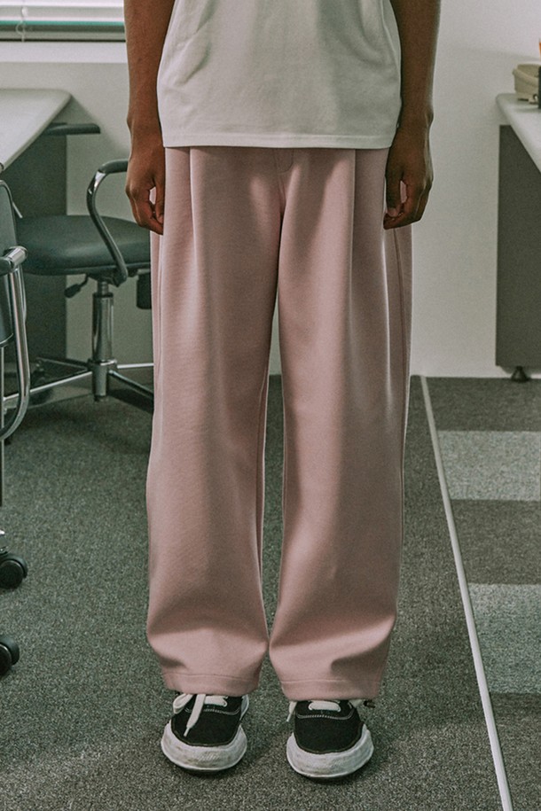 부드러운 촉감의 이중지 소재로 제작된 오버사이즈 스웻 팬츠입니다. 무릎 늘어남 방지 디자인과 더블 스티치 마감, 견고한 봉제선으로 내구성을 높였으며, 밴딩으로 편안한 착용감을 선사합니다. 캐주얼, 스포티 스타일 연출에 용이하며 봄, 가을, 겨울철 일상복으로 활용하기 좋은 소프트 핑크, 멀런지 그레이 색상의 긴바지입니다.
