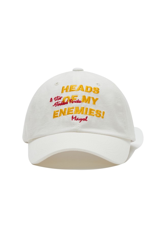 깔끔한 실루엣의 화이트 컬러 에너미 볼캡은 부드러운 프리미엄 코튼 소재로 제작되었으며, 로고와 프린트 디자인이 돋보입니다. 뒷면 벨크로 스트랩으로 사이즈 조절이 용이하며, 11cm의 모자 깊이로 편안한 착용감을 제공합니다. 봄, 여름, 가을철 일상에서 활용하기 좋은 공용 볼캡입니다.
