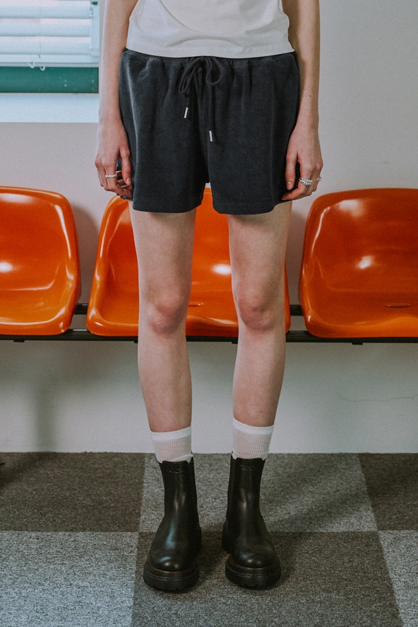 **테리 트임 쇼츠**는 부드러운 촉감의 테리 소재로 제작되어 편안한 착용감을 선사합니다. 얇은 두께감과 뛰어난 수분 흡수성으로 여름철에도 시원하게 즐길 수 있으며, 와이드 핏과 루즈핏으로 편안하면서도 캐주얼한 스타일을 연출합니다. 옆트임 디테일이 돋보이는 블랙과 스카이블루 두 가지 컬러의 원사이즈 반바지입니다.
