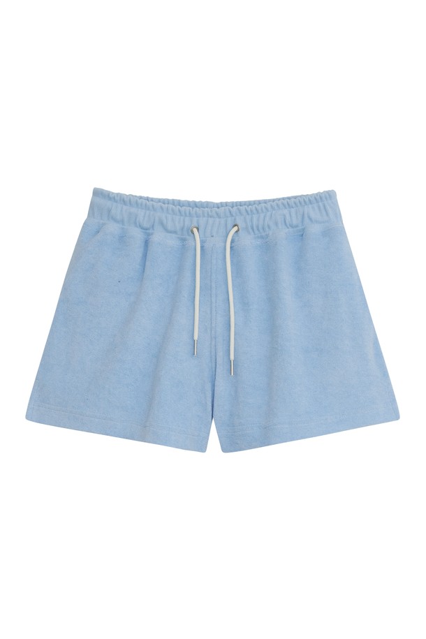 부드럽고 폭신한 코튼 플리스 소재의 여성용 테리 트임 쇼츠입니다. 와이드핏으로 편안한 착용감을 선사하며, 밑단 트임 디테일로 포인트를 더했습니다. 스카이블루와 블랙 두 가지 색상으로 출시되었으며, 데일리웨어, 휴양지, 운동 등 다양한 상황에서 활용 가능합니다. 루프 구조의 테리 소재는 수분 흡수력이 뛰어나 여름철에도 쾌적하게 입을 수 있습니다.
