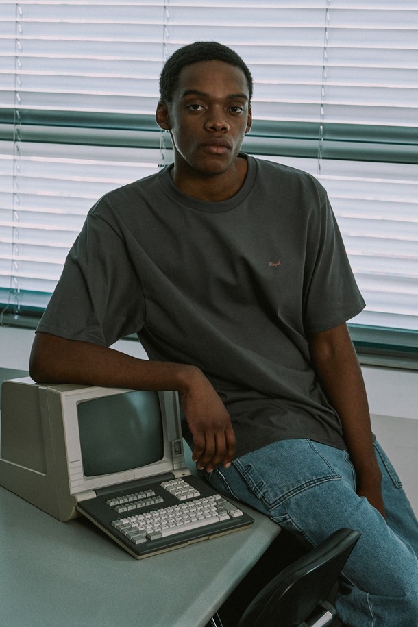 하이톤 프린트 반소매 티셔츠는 부드러운 면 소재로 제작되었으며, 얇은 두께로 봄, 여름철 일상복으로 적합합니다. 레귤러 핏에 라운드넥 디자인, 개성 있는 프린트 패턴이 돋보이며, 디지털 프린팅 기법으로 세탁 후에도 선명한 색상이 유지됩니다. 어깨 부분 체인 스티치 마감으로 포인트를 더했으며, White, Charcoal, Black 세 가지 색상으로 만나보실 수 있습니다.
