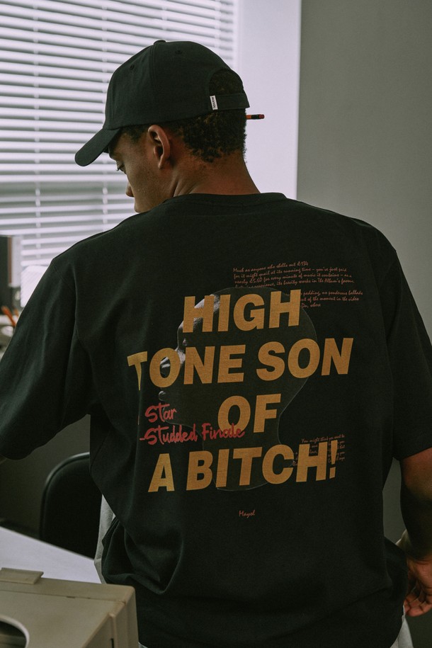 하이톤 프린트 반소매 티셔츠는 부드러운 면 소재로 제작되어 편안한 착용감을 선사하며, 섬세한 디지털 프린팅이 돋보입니다. 얇은 두께로 봄, 여름철 일상복으로 적합하며, 화이트, 차콜, 블랙 세 가지 색상으로 제공됩니다. 레귤러 핏에 라운드넥 디자인, 어깨 체인 스티치 마감으로 내구성을 높였으며 신축성이 있어 활동성을 더했습니다.
