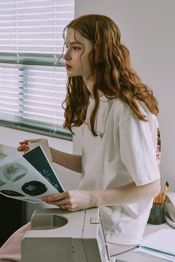 부드러운 면 소재에 디지털 프린팅 기법으로 섬세하게 표현된 하이톤 프린트 반소매 티셔츠입니다. 라운드넥과 레귤러핏 디자인으로 베이직하고 캐주얼한 스타일을 연출하며, 봄, 여름 시즌 일상복으로 활용하기 좋습니다. 어깨 부분 체인 스티치 마감과 얇고 신축성 있는 소재, 뛰어난 내구성이 특징이며, 세탁 후에도 프린트 품질이 유지됩니다.
