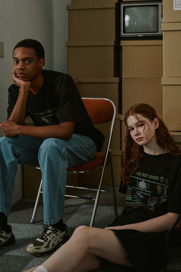 개성 넘치는 게임 테마 디지털 프린팅이 돋보이는 블랙 컬러 반소매 티셔츠입니다. 내구성이 우수한 USA 코튼 소재로 제작되었으며, 어깨 부분의 체인 스티치 마감과 세탁 후에도 선명한 색상을 유지하는 것이 특징입니다. 봄, 여름 시즌에 캐주얼하고 스트릿한 스타일을 연출하기에 적합하며, 편안한 레귤러 핏과 부드러운 촉감으로 일상에서 부담 없이 착용할 수 있습니다.
