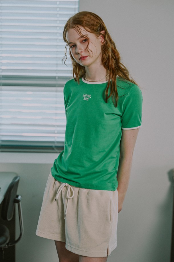 립 배색 디자인이 돋보이는 여성용 반소매 티셔츠로, 부드러운 면/모달 혼방 소재를 사용하여 편안한 착용감을 제공합니다. 크롭 기장의 크롭핏으로 세련된 실루엣을 연출하며, 가슴 중앙의 로고 자수 포인트가 캐주얼한 매력을 더합니다. 화이트, 소프트 핑크, 그린 세 가지 컬러로 출시되어 봄, 여름 일상복으로 활용하기 좋습니다.
