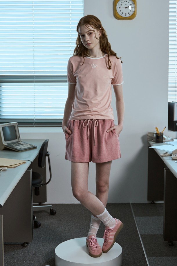 립 배색 디테일과 가슴 중앙의 로고 자수 디테일이 돋보이는 여성용 크롭 반소매 티셔츠입니다. 부드러운 면, 모달 혼방 소재로 제작되어 촉감이 뛰어나며 흡습, 속건 기능으로 쾌적하게 착용 가능합니다. 베이직한 디자인으로 일상에서 다양하게 활용하기 좋고, 산뜻한 소프트 핑크, 화이트, 그린 컬러로 봄, 여름 시즌에 잘 어울립니다.
