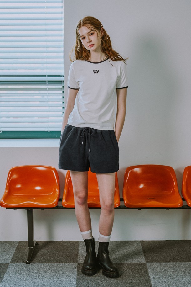 면과 모달 혼방 소재로 제작된 부드러운 촉감의 여성용 크롭 티셔츠입니다. 립 배색 디테일과 가슴 중앙 로고 자수가 포인트이며, 슬림핏으로 세련된 실루엣을 연출합니다. 화이트, 소프트 핑크, 그린 색상으로 출시되어 봄, 여름 일상복으로 활용하기 좋습니다.
