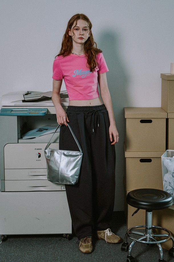 마젠타 핑크와 화이트 컬러의 로고 프린트 반소매 티셔츠입니다. 면과 스판덱스 혼방으로 제작되어 부드러운 촉감과 뛰어난 스트레치성을 자랑하며, 슬림핏 크롭 기장으로 여성스러운 실루엣을 연출합니다. 라운드넥 디자인에 센터 로고 프린팅이 돋보이며, 활동성을 높여주는 얇은 두께의 캐주얼 티셔츠입니다.
