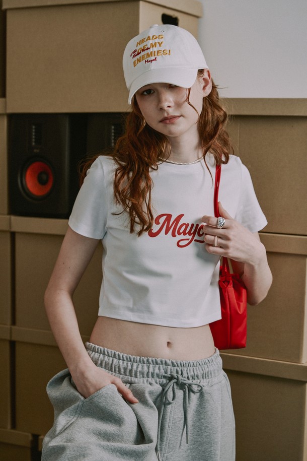 **로고 프린트 반소매 티셔츠**는 부드러운 면과 신축성 있는 스판덱스 혼방 소재로 제작되어 편안한 착용감과 활동성을 제공합니다. 화이트, 마젠타 핑크 두 가지 컬러로 출시되었으며, 슬림핏 크롭 기장 디자인에 센터 로고 프린팅으로 캐주얼한 스타일을 연출할 수 있습니다. 봄, 여름 시즌, 일상복으로 활용하기 좋은 얇은 두께의 라운드넥 반소매 티셔츠입니다.
