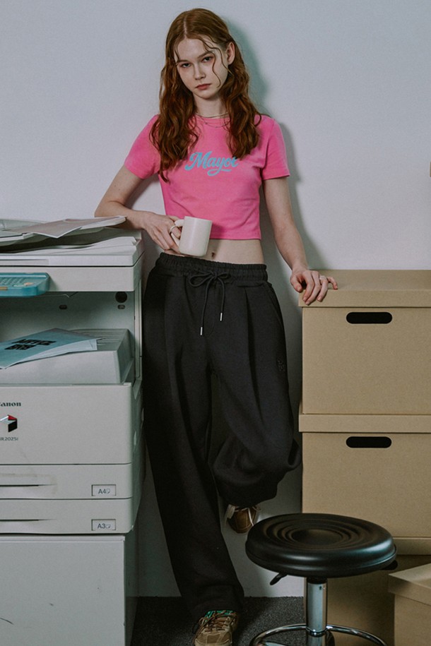 넉넉한 오버핏으로 편안하게 착용 가능한 공용 스웻 팬츠입니다. 부드러운 촉감의 두꺼운 이중지 면 혼방 소재를 사용하여 제작되었으며, 무릎 늘어남 방지 처리와 더블 스티치 마감으로 견고함을 더했습니다. 캐주얼하고 스포티한 스타일 연출에 용이하며, 멀란지 그레이, 소프트 핑크, 차콜 색상으로 봄, 가을, 겨울에 활용하기 좋습니다.
