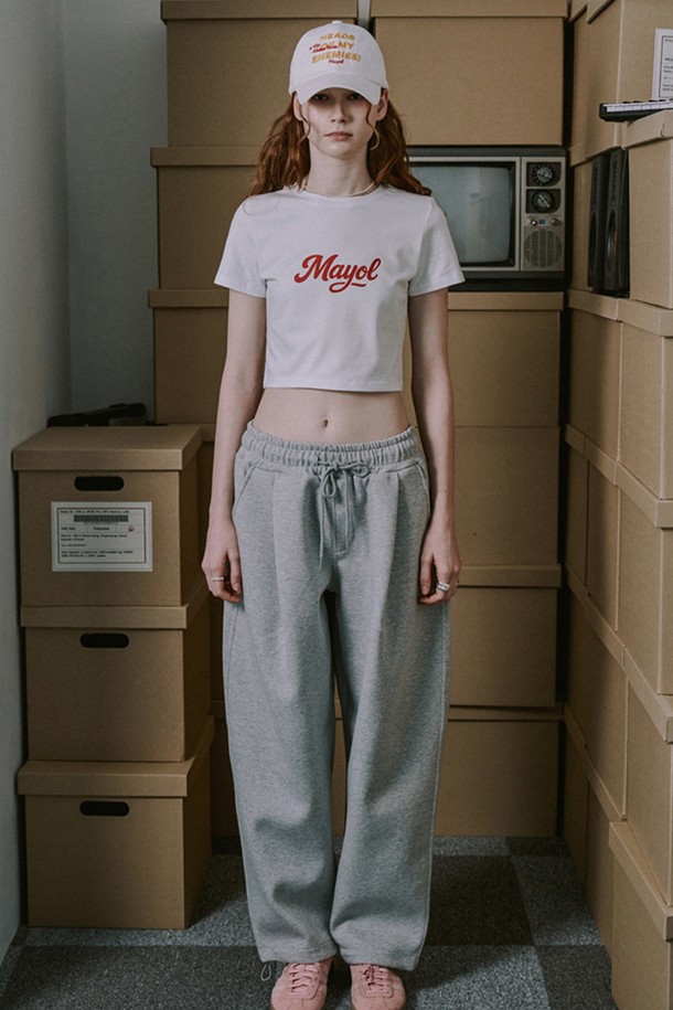 **상품 설명 1:**

넉넉한 오버핏으로 편안하게 착용 가능한 공용 스웻 팬츠입니다. 두꺼운 이중지 코튼, 폴리에스테르, 스판덱스 혼방 소재와 밴딩으로 제작되었으며, 변형 방지를 위한 더블 스티치 마감과 견고한 구조가 특징입니다. 캐주얼, 스포티 스타일 연출에 용이하며, 멀란지 그레이와 소프트 핑크 색상으로 봄, 가을, 겨울 시즌에 활용하기 좋습니다.

**상품 설명 2:**

부드러운 촉감의 오버사이즈 스웻 팬츠로, 편안한 착용감과 스타일리시함을 동시에 잡았습니다. 밴딩 처리된 허리와 발목, 그리고 넉넉한 오버핏으로 활동성을 높였으며, 일상복으로 활용하기 좋습니다. 무지 패턴의 긴바지 디자인이며, 내구성을 높인 더블 스티치 마감으로 오래도록 변형 없이 착용 가능합니다.

**상품 설명 3:**

캐주얼한 무드의 오버핏 스웻 팬츠를 소개합니다. 코튼, 폴리에스테르, 스판덱스 혼방의 두꺼운 이중지 소재를 사용하여 부드러운 착용감을 제공하며, 밴딩 처리로 편안함을 더했습니다. 멀란지 그레이, 소프트 핑크 색상으로 구성되었으며, 봄, 가을, 겨울 시즌에 데일리룩으로 활용하기 좋은 아이템입니다.
