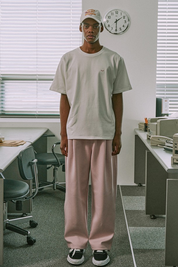 부드러운 촉감의 이중지 소재로 제작된 오버사이즈 스웻 팬츠입니다. 무릎 늘어남 방지 디자인과 더블 스티치 마감, 견고한 봉제선으로 내구성을 높였으며, 밴딩으로 편안한 착용감을 선사합니다. 캐주얼, 스포티 스타일 연출에 용이하며 봄, 가을, 겨울철 일상복으로 활용하기 좋은 소프트 핑크, 멀런지 그레이 색상의 긴바지입니다.
