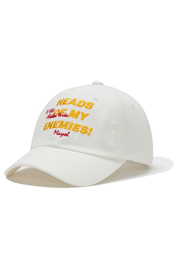 깔끔한 실루엣의 화이트 컬러 에너미 볼캡은 부드러운 프리미엄 코튼 소재로 제작되었으며, 로고와 프린트 디자인이 돋보입니다. 뒷면 벨크로 스트랩으로 사이즈 조절이 용이하며, 11cm의 모자 깊이로 편안한 착용감을 제공합니다. 봄, 여름, 가을철 일상에서 활용하기 좋은 공용 볼캡입니다.
