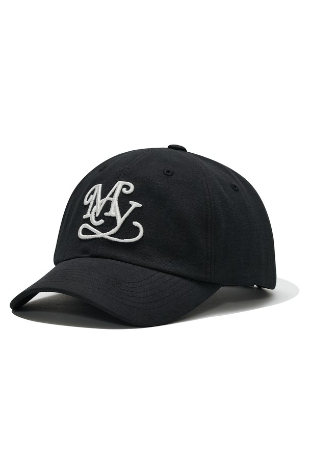 깔끔한 실루엣이 돋보이는 시그니처 로고 볼캡은 면 소재로 제작되어 부드러운 촉감을 자랑합니다. 화이트, 블랙 색상으로 출시되었으며, 정교한 직자수 로고와 뒷면 벨크로 스트랩이 특징입니다. 사이즈 조절이 가능하며, 봄, 여름, 가을철 일상에서 편안하게 착용할 수 있는 공용 볼캡입니다.
