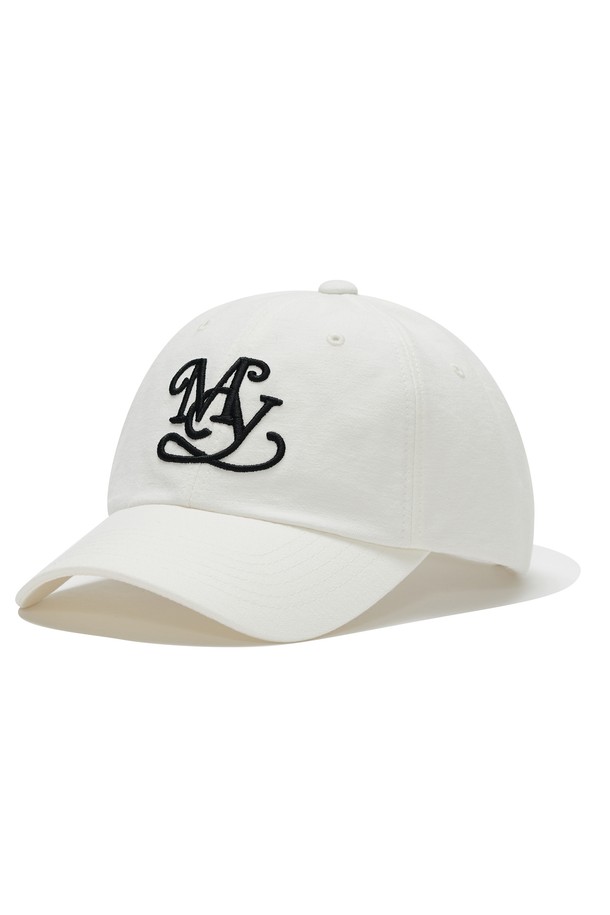 부드러운 면 소재로 제작된 시그니처 로고 볼캡은 깔끔한 실루엣과 전면의 시그니처 로고 자수 디자인이 돋보입니다. 뒷면 벨크로 스트랩으로 사이즈 조절이 용이하며, 봄, 여름, 가을철 일상에서 편안하게 착용할 수 있는 유니버설 핏의 공용 볼캡입니다. 화이트, 블랙 색상으로 제공됩니다.
