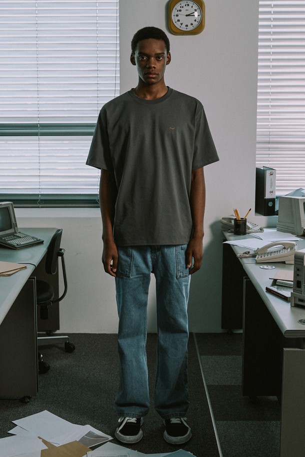 하이톤 프린트 반소매 티셔츠는 부드러운 면 소재로 제작되었으며, 얇은 두께로 봄, 여름철 일상복으로 적합합니다. 레귤러 핏에 라운드넥 디자인, 개성 있는 프린트 패턴이 돋보이며, 디지털 프린팅 기법으로 세탁 후에도 선명한 색상이 유지됩니다. 어깨 부분 체인 스티치 마감으로 포인트를 더했으며, White, Charcoal, Black 세 가지 색상으로 만나보실 수 있습니다.
