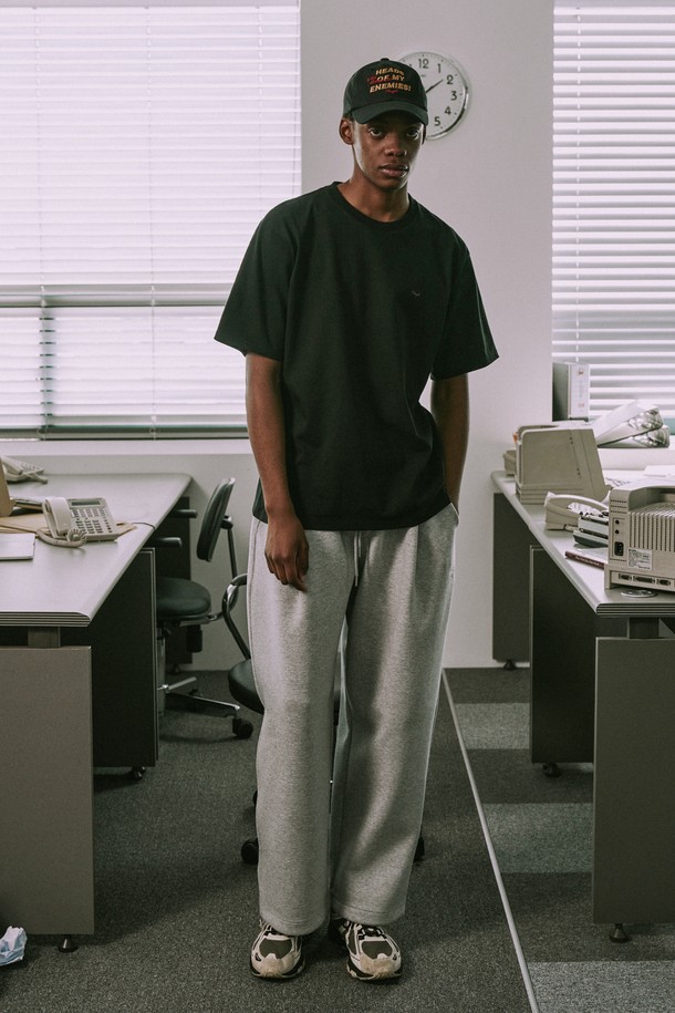 하이톤 프린트 반소매 티셔츠는 부드러운 면 소재로 제작되어 편안한 착용감을 선사하며, 섬세한 디지털 프린팅이 돋보입니다. 얇은 두께로 봄, 여름철 일상복으로 적합하며, 화이트, 차콜, 블랙 세 가지 색상으로 제공됩니다. 레귤러 핏에 라운드넥 디자인, 어깨 체인 스티치 마감으로 내구성을 높였으며 신축성이 있어 활동성을 더했습니다.
