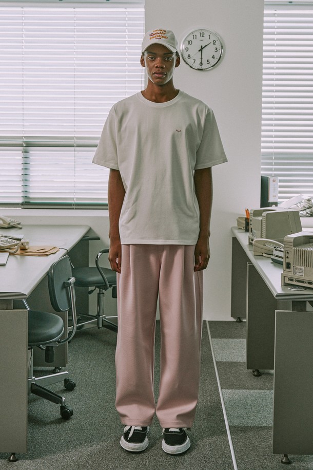 부드러운 면 소재에 디지털 프린팅 기법으로 섬세하게 표현된 하이톤 프린트 반소매 티셔츠입니다. 라운드넥과 레귤러핏 디자인으로 베이직하고 캐주얼한 스타일을 연출하며, 봄, 여름 시즌 일상복으로 활용하기 좋습니다. 어깨 부분 체인 스티치 마감과 얇고 신축성 있는 소재, 뛰어난 내구성이 특징이며, 세탁 후에도 프린트 품질이 유지됩니다.
