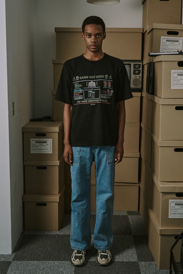 개성 넘치는 게임 테마 디지털 프린팅이 돋보이는 블랙 컬러 반소매 티셔츠입니다. 내구성이 우수한 USA 코튼 소재로 제작되었으며, 어깨 부분의 체인 스티치 마감과 세탁 후에도 선명한 색상을 유지하는 것이 특징입니다. 봄, 여름 시즌에 캐주얼하고 스트릿한 스타일을 연출하기에 적합하며, 편안한 레귤러 핏과 부드러운 촉감으로 일상에서 부담 없이 착용할 수 있습니다.
