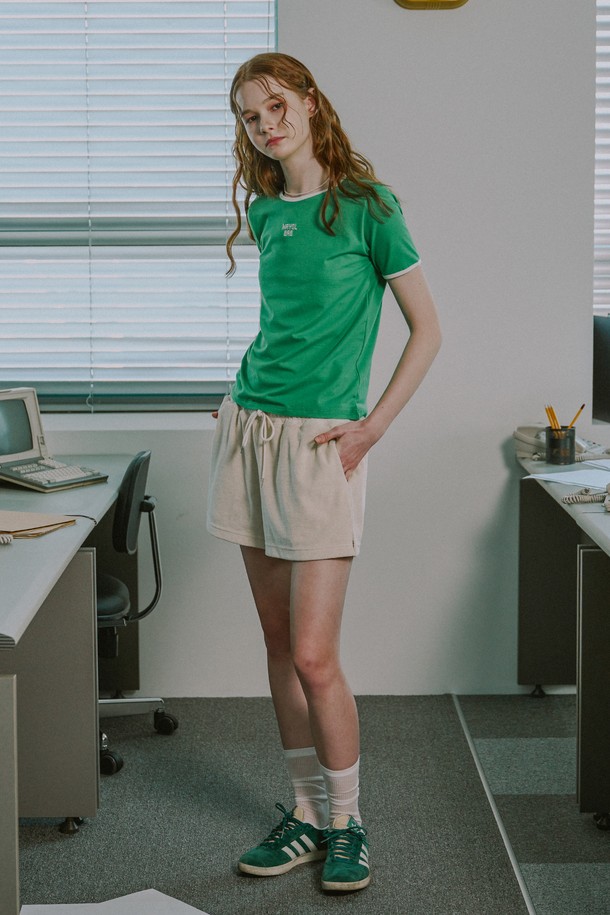 립 배색 디자인이 돋보이는 여성용 반소매 티셔츠로, 부드러운 면/모달 혼방 소재를 사용하여 편안한 착용감을 제공합니다. 크롭 기장의 크롭핏으로 세련된 실루엣을 연출하며, 가슴 중앙의 로고 자수 포인트가 캐주얼한 매력을 더합니다. 화이트, 소프트 핑크, 그린 세 가지 컬러로 출시되어 봄, 여름 일상복으로 활용하기 좋습니다.
