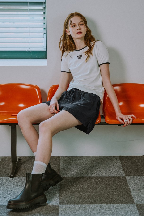 면과 모달 혼방 소재로 제작된 부드러운 촉감의 여성용 크롭 티셔츠입니다. 립 배색 디테일과 가슴 중앙 로고 자수가 포인트이며, 슬림핏으로 세련된 실루엣을 연출합니다. 화이트, 소프트 핑크, 그린 색상으로 출시되어 봄, 여름 일상복으로 활용하기 좋습니다.
