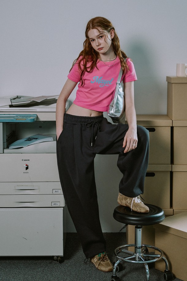 마젠타 핑크와 화이트 컬러의 로고 프린트 반소매 티셔츠입니다. 면과 스판덱스 혼방으로 제작되어 부드러운 촉감과 뛰어난 스트레치성을 자랑하며, 슬림핏 크롭 기장으로 여성스러운 실루엣을 연출합니다. 라운드넥 디자인에 센터 로고 프린팅이 돋보이며, 활동성을 높여주는 얇은 두께의 캐주얼 티셔츠입니다.
