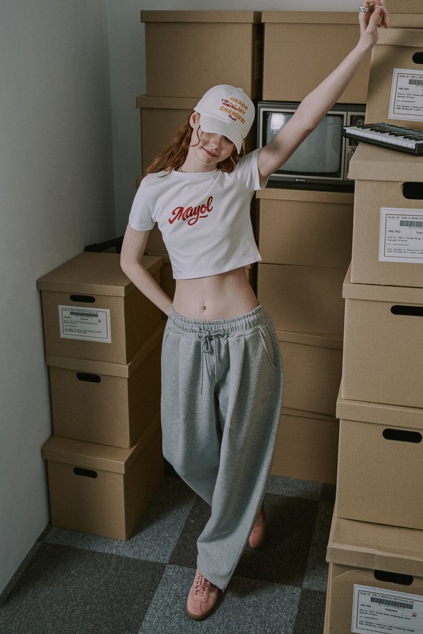 **로고 프린트 반소매 티셔츠**는 부드러운 면과 신축성 있는 스판덱스 혼방 소재로 제작되어 편안한 착용감과 활동성을 제공합니다. 화이트, 마젠타 핑크 두 가지 컬러로 출시되었으며, 슬림핏 크롭 기장 디자인에 센터 로고 프린팅으로 캐주얼한 스타일을 연출할 수 있습니다. 봄, 여름 시즌, 일상복으로 활용하기 좋은 얇은 두께의 라운드넥 반소매 티셔츠입니다.
