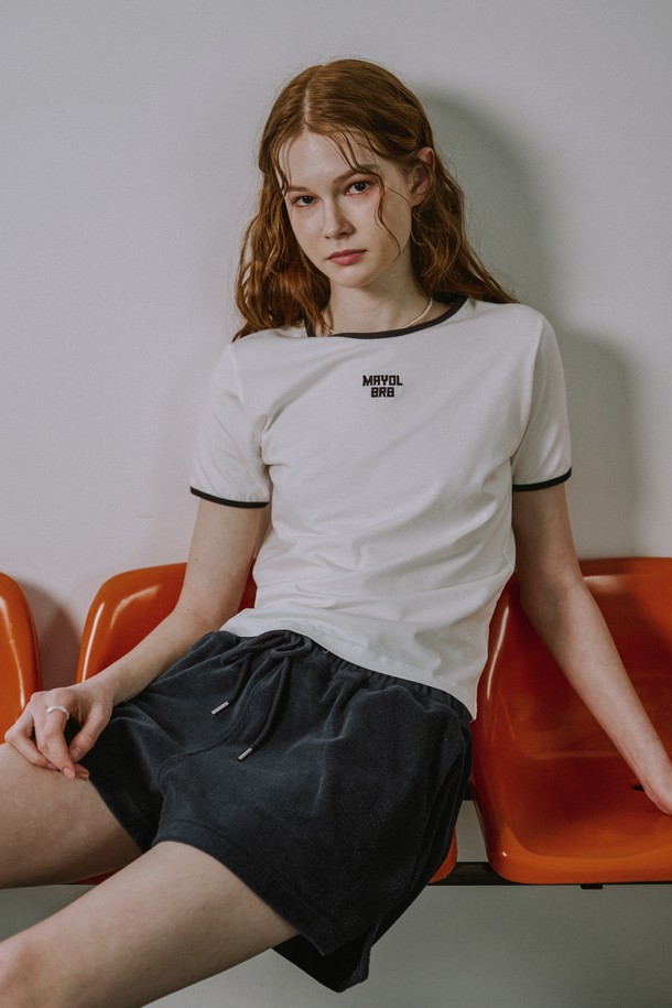 **테리 트임 쇼츠**는 부드러운 촉감의 테리 소재로 제작되어 편안한 착용감을 선사합니다. 얇은 두께감과 뛰어난 수분 흡수성으로 여름철에도 시원하게 즐길 수 있으며, 와이드 핏과 루즈핏으로 편안하면서도 캐주얼한 스타일을 연출합니다. 옆트임 디테일이 돋보이는 블랙과 스카이블루 두 가지 컬러의 원사이즈 반바지입니다.
