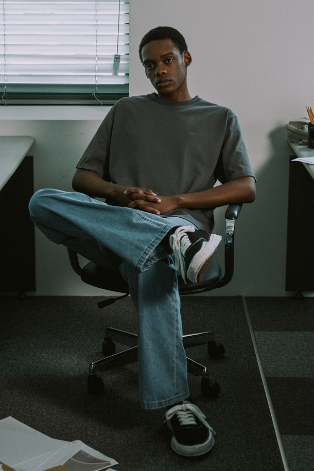 하이톤 프린트 반소매 티셔츠는 부드러운 면 소재로 제작되었으며, 얇은 두께로 봄, 여름철 일상복으로 적합합니다. 레귤러 핏에 라운드넥 디자인, 개성 있는 프린트 패턴이 돋보이며, 디지털 프린팅 기법으로 세탁 후에도 선명한 색상이 유지됩니다. 어깨 부분 체인 스티치 마감으로 포인트를 더했으며, White, Charcoal, Black 세 가지 색상으로 만나보실 수 있습니다.
