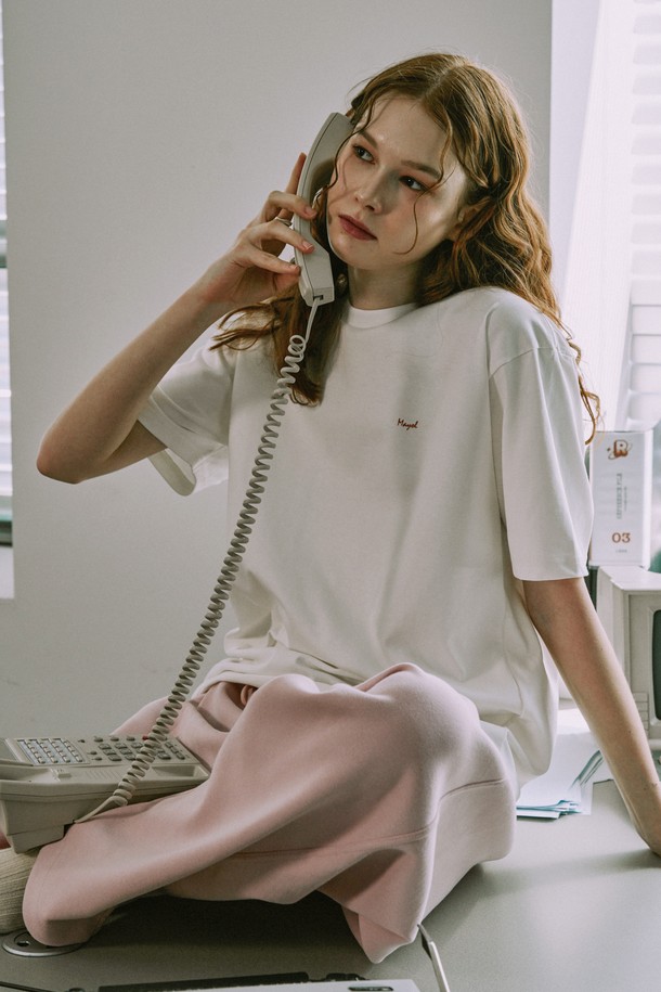 부드러운 면 소재에 디지털 프린팅 기법으로 섬세하게 표현된 하이톤 프린트 반소매 티셔츠입니다. 라운드넥과 레귤러핏 디자인으로 베이직하고 캐주얼한 스타일을 연출하며, 봄, 여름 시즌 일상복으로 활용하기 좋습니다. 어깨 부분 체인 스티치 마감과 얇고 신축성 있는 소재, 뛰어난 내구성이 특징이며, 세탁 후에도 프린트 품질이 유지됩니다.
