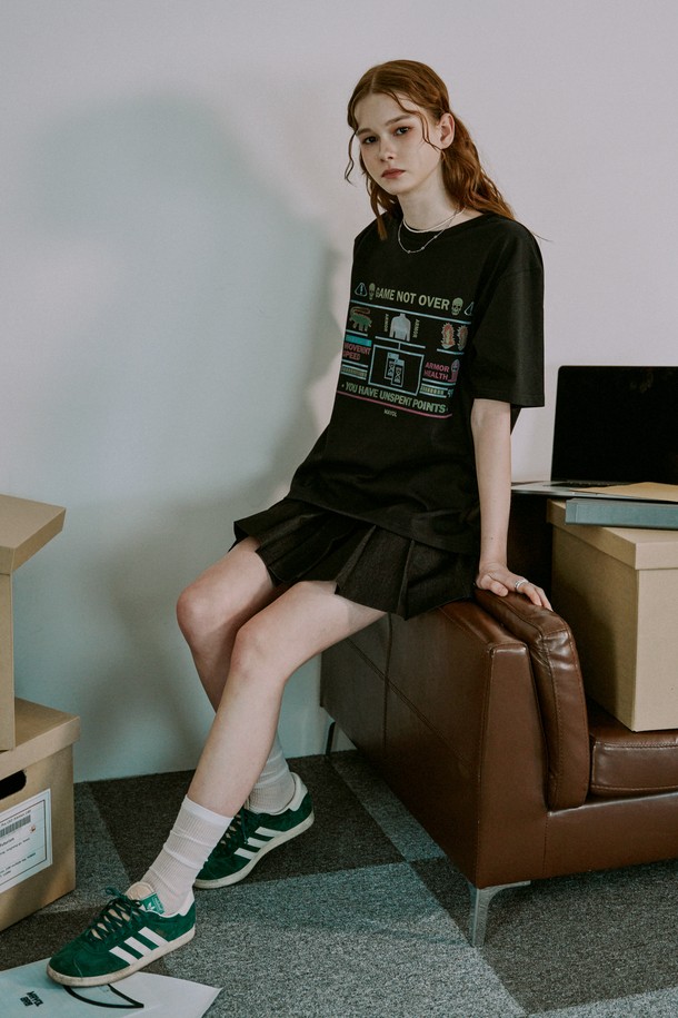 개성 넘치는 게임 테마 디지털 프린팅이 돋보이는 블랙 컬러 반소매 티셔츠입니다. 내구성이 우수한 USA 코튼 소재로 제작되었으며, 어깨 부분의 체인 스티치 마감과 세탁 후에도 선명한 색상을 유지하는 것이 특징입니다. 봄, 여름 시즌에 캐주얼하고 스트릿한 스타일을 연출하기에 적합하며, 편안한 레귤러 핏과 부드러운 촉감으로 일상에서 부담 없이 착용할 수 있습니다.
