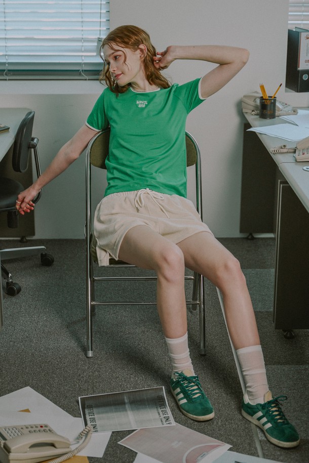 립 배색 디자인이 돋보이는 여성용 반소매 티셔츠로, 부드러운 면/모달 혼방 소재를 사용하여 편안한 착용감을 제공합니다. 크롭 기장의 크롭핏으로 세련된 실루엣을 연출하며, 가슴 중앙의 로고 자수 포인트가 캐주얼한 매력을 더합니다. 화이트, 소프트 핑크, 그린 세 가지 컬러로 출시되어 봄, 여름 일상복으로 활용하기 좋습니다.
