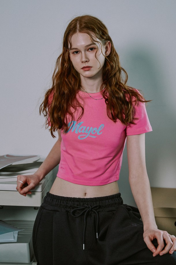 마젠타 핑크와 화이트 컬러의 로고 프린트 반소매 티셔츠입니다. 면과 스판덱스 혼방으로 제작되어 부드러운 촉감과 뛰어난 스트레치성을 자랑하며, 슬림핏 크롭 기장으로 여성스러운 실루엣을 연출합니다. 라운드넥 디자인에 센터 로고 프린팅이 돋보이며, 활동성을 높여주는 얇은 두께의 캐주얼 티셔츠입니다.
