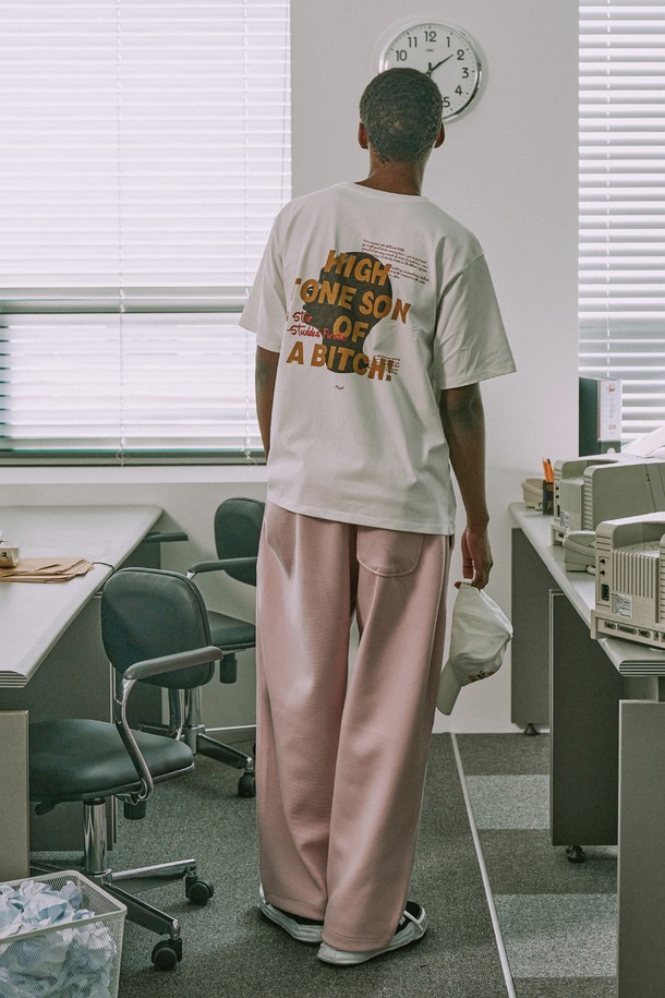 부드러운 면 소재에 디지털 프린팅 기법으로 섬세하게 표현된 하이톤 프린트 반소매 티셔츠입니다. 라운드넥과 레귤러핏 디자인으로 베이직하고 캐주얼한 스타일을 연출하며, 봄, 여름 시즌 일상복으로 활용하기 좋습니다. 어깨 부분 체인 스티치 마감과 얇고 신축성 있는 소재, 뛰어난 내구성이 특징이며, 세탁 후에도 프린트 품질이 유지됩니다.
