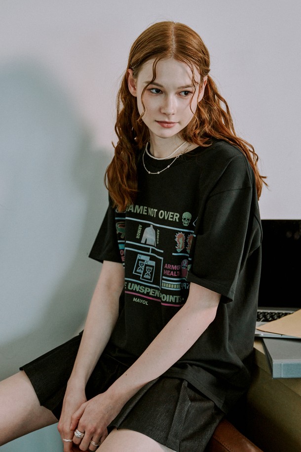 개성 넘치는 게임 테마 디지털 프린팅이 돋보이는 블랙 컬러 반소매 티셔츠입니다. 내구성이 우수한 USA 코튼 소재로 제작되었으며, 어깨 부분의 체인 스티치 마감과 세탁 후에도 선명한 색상을 유지하는 것이 특징입니다. 봄, 여름 시즌에 캐주얼하고 스트릿한 스타일을 연출하기에 적합하며, 편안한 레귤러 핏과 부드러운 촉감으로 일상에서 부담 없이 착용할 수 있습니다.
