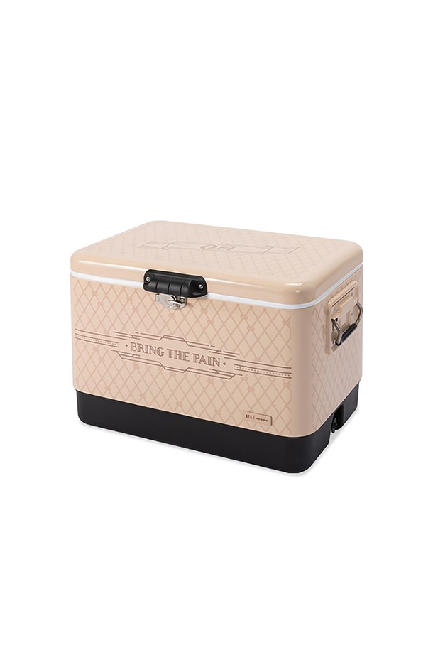 코베아 BTS-ON 하드쿨러 51L는 캠핑 및 아웃도어 활동에 최적화된 아이스박스입니다. 4cm 두께의 단열재와 이중 잠금 메커니즘, 차별화된 힌지 시스템을 갖춰 보냉 및 보온 기능을 극대화하며, 51L의 넉넉한 수납공간을 제공합니다. 프리미엄 아웃도어 기어 디자인과 레트로 스타일 미학, BTS 콜라보레이션 디자인을 통해 기능성과 심미성을 모두 갖춘 아이스박스입니다.
