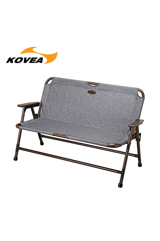 코베아 WS 패밀리 벤치 체어는 캠핑과 일상에서 사용하기 좋은 2인용 벤치형 의자입니다. 알루미늄과 폴리에스터 소재를 사용하여 고강도 내구성을 자랑하며, 우드 스타일 프레임과 라운드 코너 디자인으로 클래식한 멋을 더했습니다. 원터치 폴딩 방식으로 설치가 간편하고, 슬림 폴딩 디자인과 손잡이를 통해 휴대성을 높였으며, 팔걸이가 포함되어 편안함을 제공하는 그레이 색상의 접이식 캠핑의자입니다.
