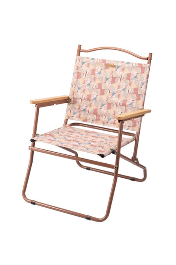 코베아 BTS-ON 체어는 캠핑과 아웃도어 활동, 일상생활에서 모두 활용 가능한 접이식 미니 의자입니다. 알루미늄, 폴리에스터, 원목 소재를 사용하여 제작되었으며, 영국 군용 로버 체어 디자인을 기반으로 합니다. 넓은 등받이와 시트로 편안함을 제공하며, 프리미엄 우드 암레스트와 미끄럼 방지 캠으로 안정성을 높였습니다. 휴대와 보관이 용이하도록 접이식 디자인과 전용 캐리백을 제공하며, 그래픽 디자인과 타이포그래피 패턴이 돋보입니다.
