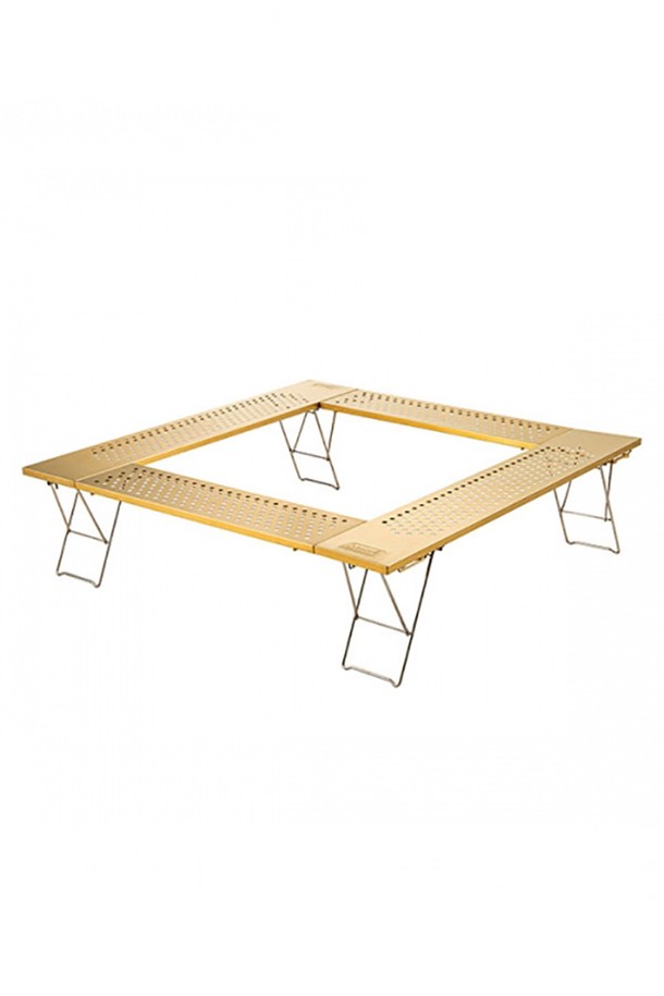 콜맨 파이어 플레이스 테이블 골드 2000038425는 캠핑을 위한 접이식 조립식 테이블입니다. 모닥불을 감싸는 디자인으로 캠핑 분위기를 더하며, 골드 색상의 스테인리스 스틸 소재로 제작되었습니다. 간단한 조립/해체 구조로 사용이 편리하며, 컴팩트한 수납이 가능하여 휴대성이 뛰어납니다. 무게는 6kg이며, 콜맨에서 제조되었습니다. 캠핑 시 화로 테이블로 활용하기에 적합합니다.
