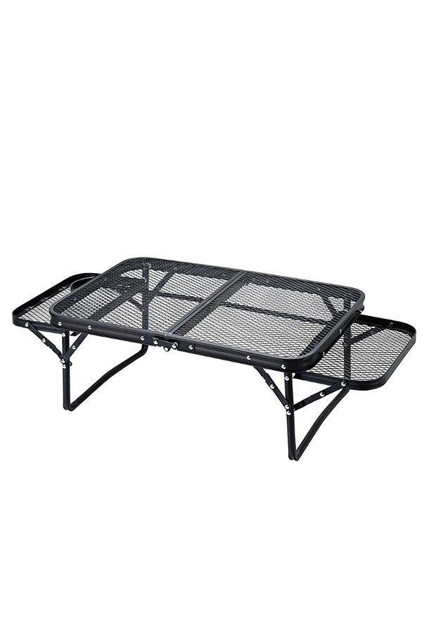 코베아 메쉬 윙 테이블은 캠핑, 아웃도어, 피크닉에 적합한 접이식 테이블입니다. 튼튼한 스틸과 알루미늄 소재에 메쉬 패턴 디자인이 적용되었으며, 측면 보조 테이블과 2단 접이식 구조로 실용성을 높였습니다. 이동용 손잡이가 있어 편리하며, 설치 시 86 x 40 x 26cm, 접었을 때는 40 x 30 x 7cm 크기로 보관이 용이합니다.

