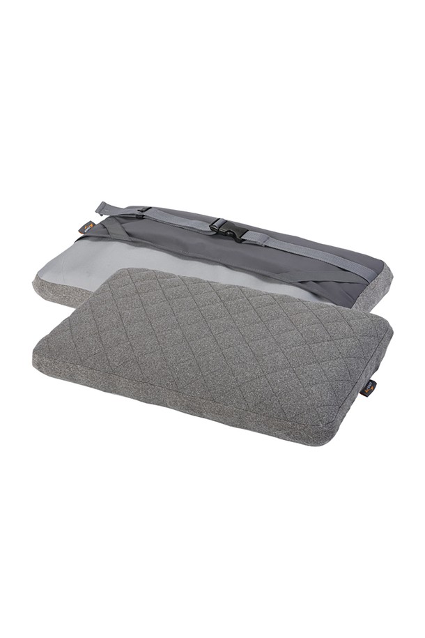 코베아 멀티 에어 필로우는 캠핑과 피크닉에 적합한 에어 배게입니다. 폴리에스터와 TPU 소재로 제작되었으며, 5cm 두께에 44 x 26 x 5cm 사이즈로 무게는 290g입니다. 접이식, 탈부착, 사이즈 조절 기능을 갖추었으며, 분리형 에어 내부 필로우, 보조 버클 시스템, 높낮이 조절, 스트랩 후크 고정 시스템으로 편의성을 높였습니다. 캠핑 의자 및 코트와 호환되며, 단독 베개로도 사용 가능하며, 본체, 내부 필로우, 보관용 파우치, 보조 연장 버클, 수리 키트가 구성품으로 제공됩니다.
