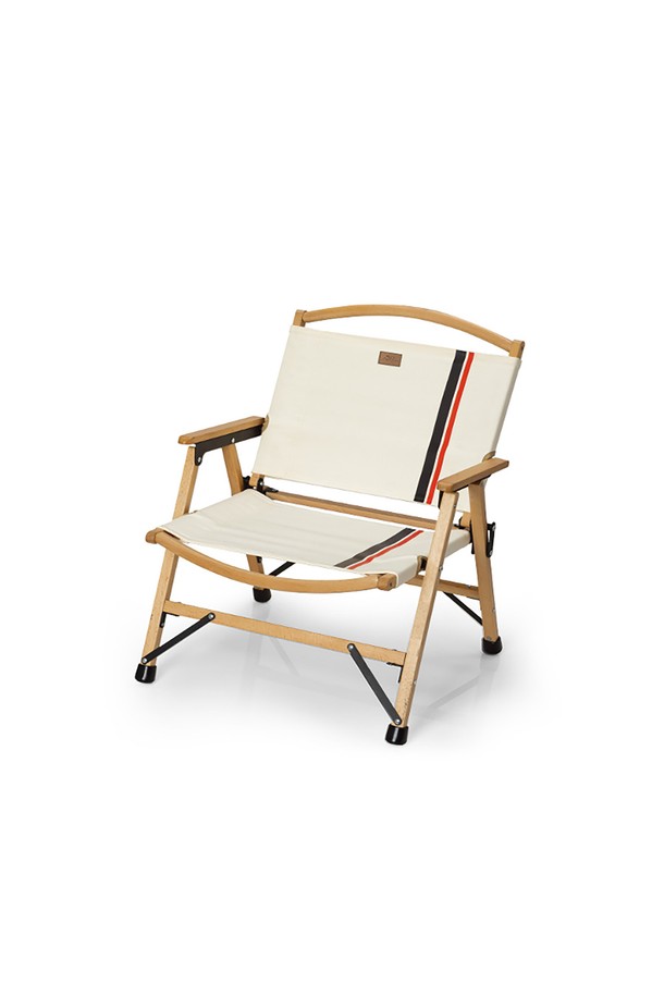 코베아 벨로우드 플랫체어는 아이보리, 블랙 두 가지 색상으로 출시되었으며, 캠핑, 아웃도어, 실내 어디에서든 활용 가능한 다용도 의자입니다. 비치우드 프레임과 캔버스 시트의 조화로 고급스러운 디자인을 자랑하며, 접이식으로 제작되어 컴팩트하게 보관 및 이동이 용이합니다. 최대 100kg의 하중을 견디며, 우드 팔걸이와 스트라이프 패턴, 미끄럼 방지 다리, 수납 케이스를 포함하여 실용성과 안정성을 높였습니다.
