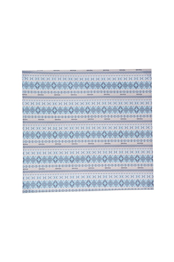 코베아 테이블 보 5 S는 감성적인 패턴 디자인으로 캠핑과 피크닉에 적합한 테이블보입니다. 폴리에스터 소재에 PU 코팅 처리를 하여 방수, 발수, 오염 방지 기능을 제공하며, 스톤 홀드 시스템과 테이블보 고정 기능을 통해 야외에서도 안정적으로 사용할 수 있습니다. KECW9JH-03 제품 번호의 본체 1개로 구성되어 있습니다.
